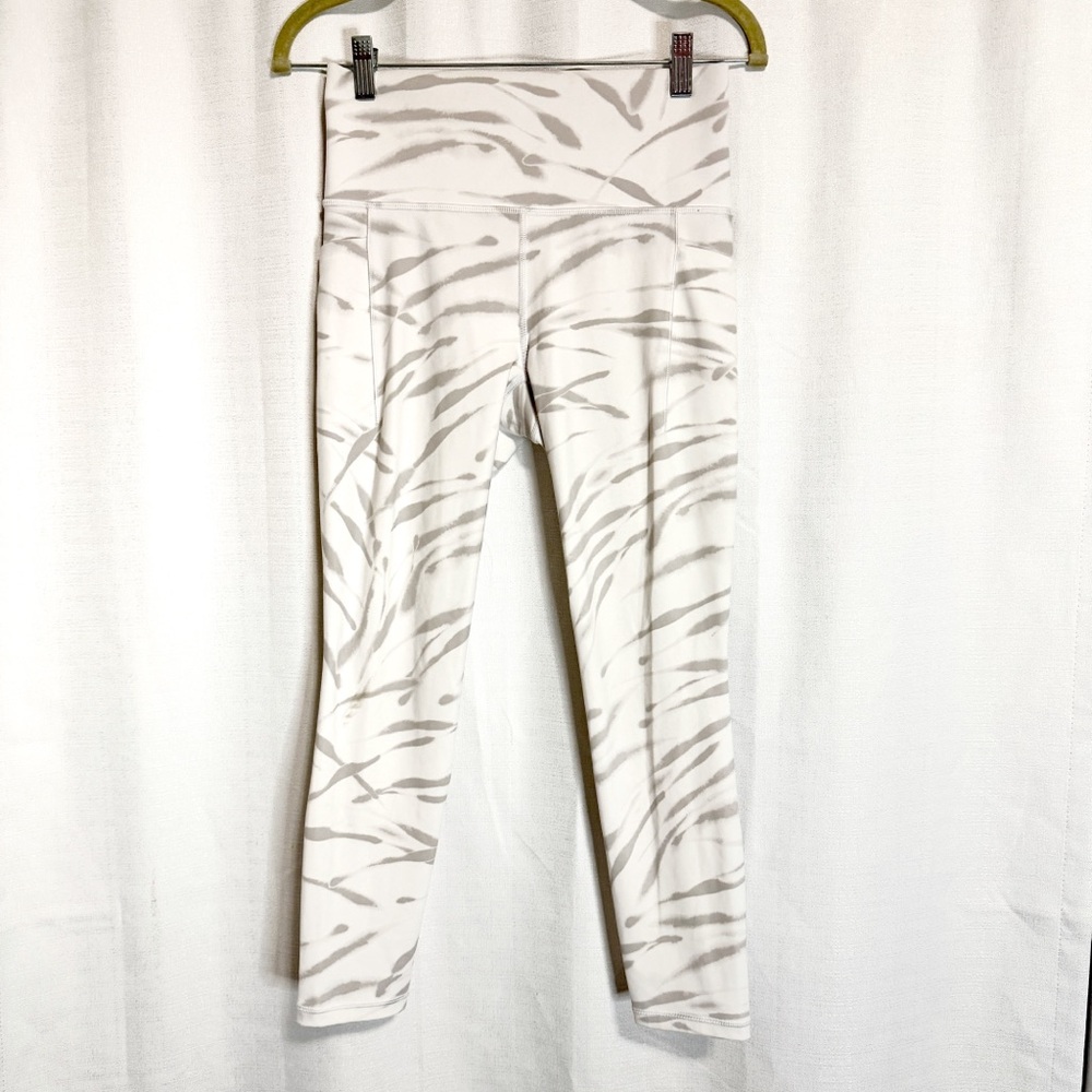 Athleta White and Gray Tiger Print Salutation Stash Pocket II 7/8 Legging Size S - Picture 2 of 9